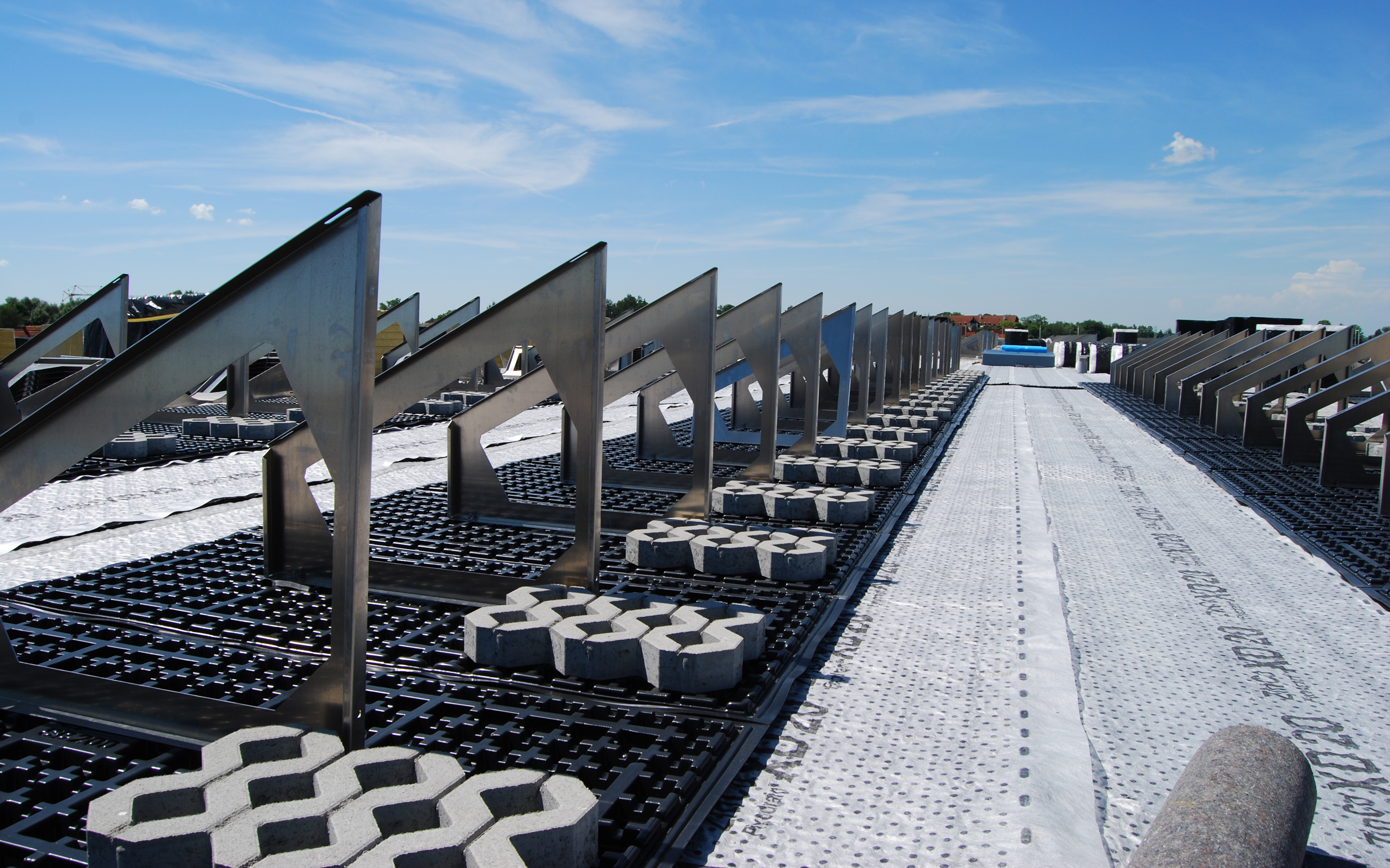 Each Solar Base Frame has been mounted on a 2 m² Solar Base Plate SB 200. The Solar Base Frames are being mounted
